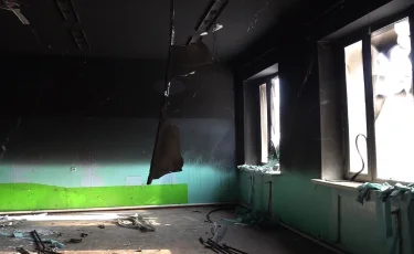 Забросили: в Алматинской области школу облюбовали бомжи