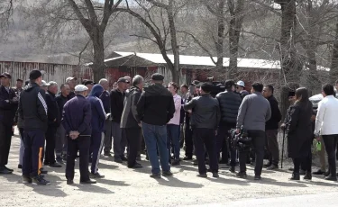 Нечем дышать: жители поселка Кайназар жалуются на выбросы кирпичного завода