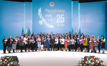 Республика күні: Досаев алматылықтарға ҚР Президентінің атынан мемлекеттік наградаларды тапсырды