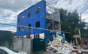 Трехэтажное здание сносят в Алматы по решению суда 