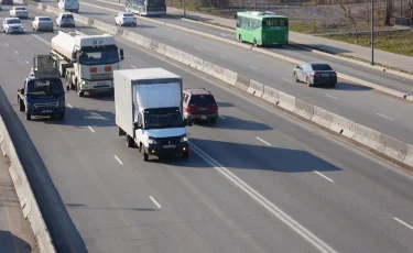 Выехал на встречку: большегруз протаранил несколько легковых авто на Аль-Фараби