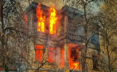 Как МЧС спасли людей из горящей квартиры в Алматы