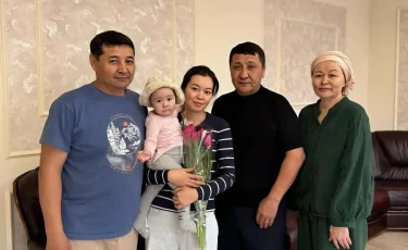 Трогательная встреча: Муса Абдраимов встретился с девушкой, которую он спас в аэропорту Алматы