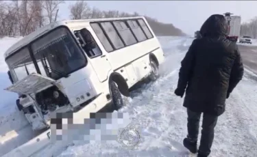 Автобус с пассажирами съехал в кювет