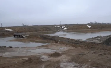 Паводки и подтопления: в ЗКО в одном из сел талыми водами смыло часть моста