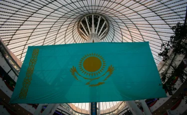 В Атырау задержали девушек после скандального фото с флагом Казахстана