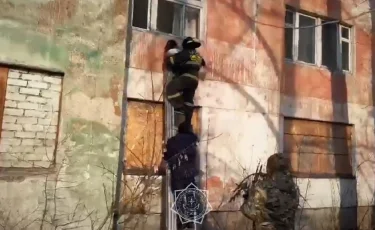 7 жастағы қыз аман қалды: Семейде тұрғын үйден өрт шықты