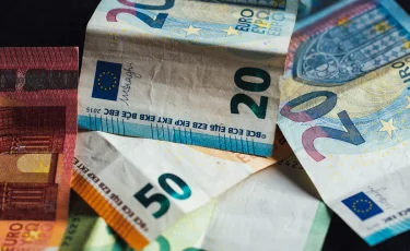Курс доллара и евро в обменниках Алматы 18 марта 2025