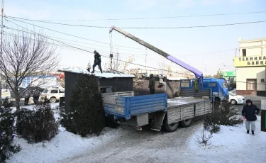 В Алматы продолжается демонтаж незаконных торговых объектов