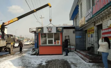 Незаконные торговые точки и силомеры сносят в Наурызбайском районе Алматы