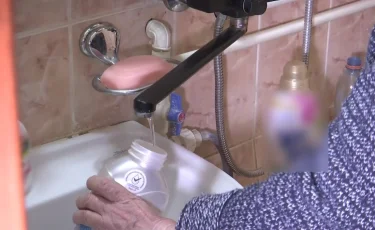 "Кейде мүлде ақпайды": Қарағанды қаласының тұрғындары ауыз су тапшылығын көріп отыр