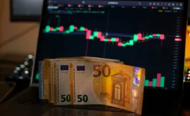 Курс доллара и евро в обменниках Алматы 4 апреля 2025