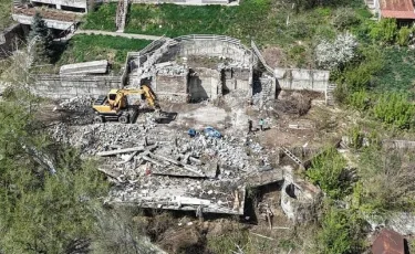 Алматының тау бөктерінде тағы бір заңсыз нысан бұзылып жатыр