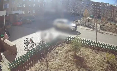 Астанада аулада ойнап жүрген сәбиді көлік қағып, көз жұмды