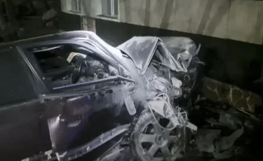 Қарағандыда жол жиегінде кетіп бара жатқан екі адамды көлік басып кетті
