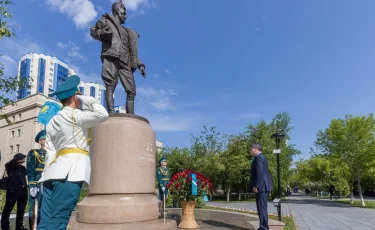 Олжас Бектенов возложил цветы к памятнику легендарному казахстанскому летчику Талгату Бегельдинову