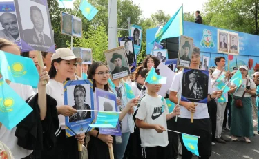Дань уважения казахстанским героям: акция «Батырларға тағзым» прошла в Алматы
