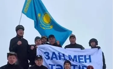 Флаг "Закон и порядок" подняли на высоте в Алматинской области