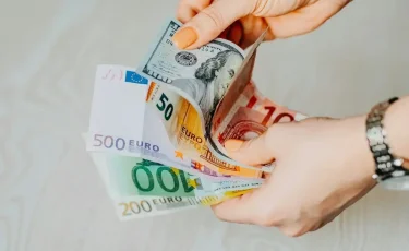 Курс евро и доллара в обменниках Астаны и Алматы 4 июля 2025