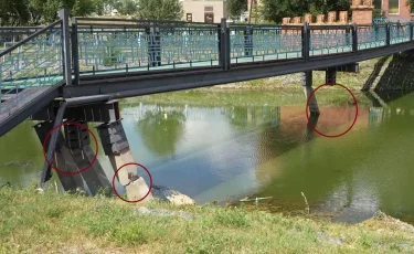 Аварийный мост: десятки людей ежедневно пользуются небезопасной переправой через реку