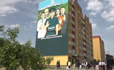 В Алматы появился мурал, посвященный представителям рабочих профессий
