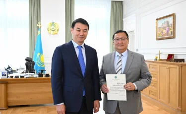Аким Алматы вручил поздравительное письмо Президента Казахстана абаеведу Базарбеку Атыгаю