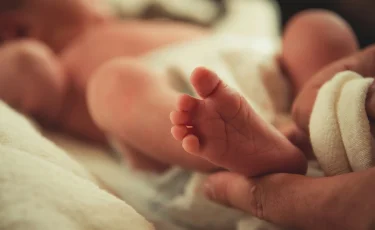 Родители чуть не убили младенца, решив рожать дома и следуя советам из интернета