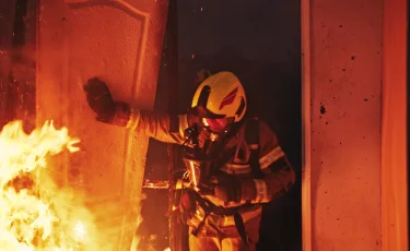 Пожар в Кызылорде: спасатели вынесли газовый баллон из горящего кафе