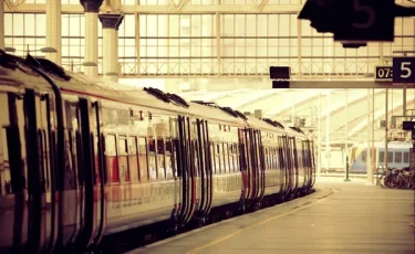 Кровавый рейс: в Англии пассажиров поезда атаковали с ножом во время поездки