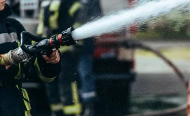 Пожар в алматинском СТО едва не превратился в взрыв