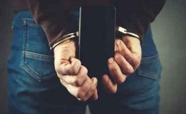 Внешность обманчива: уличный мошенник выманил у женщины два телефона