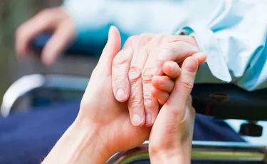 Хоспис медбикесі қарт кісілердің өлер алдындағы ең үлкен өкініші туралы айтып берді