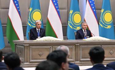 Президенты Казахстана и Узбекистана провели совместный брифинг для представителей СМИ