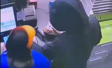 Ночной налёт: мужчина похитил деньги на автозаправке, угрожая ножом (видео)