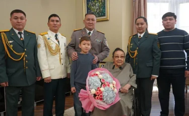 В Алматы военнослужащие с оркестром поздравили Бибигуль Тулегенову