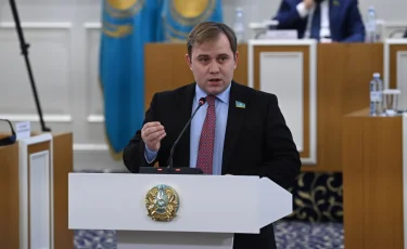 Гарантии свободы слова и права на мирные собрания сохраняются в прежнем объеме – депутат о поправках в Конституцию РК