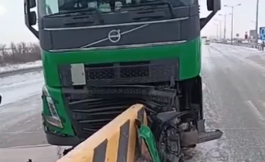 Уснул за рулем: грузовик врезался в ограждение на трассе (видео)