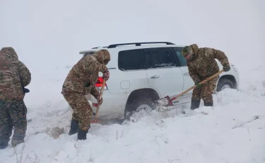 Непогода по всей стране: более 250 человек оказались в снежных ловушках