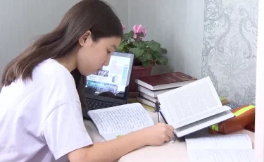 Астанада оқушылар мен студенттер қашықтан оқиды