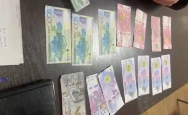 Обман средь бела дня: в Актобе покупательница рассчитывалась сувенирными деньгами (видео)