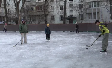 Лёд, сделанный с любовью: алматинский пенсионер более 40 лет заливает каток во дворе