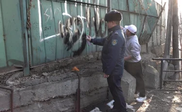В Алматы разыскивают вандалов, рекламирующих наркотики