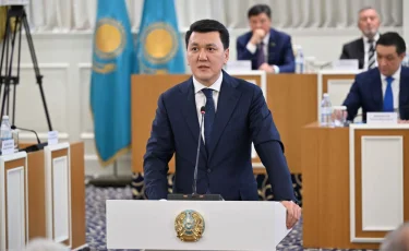 Мемлекетіміз барда тіліміз ешқашан тұғырдан түспейді – Ерлан Қарин
