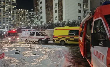 В Алматы тушат пожар в жилом комплексе на Аль-Фараби