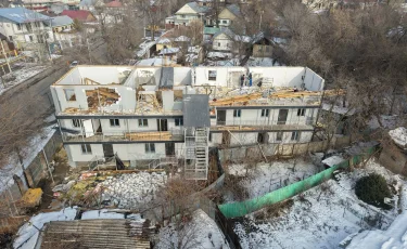 В Алматы этаж жилого дома снесли по решению суда