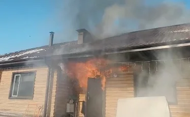 В Караганде огонь охватил деревянную баню