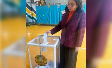Певица и общественный деятель Алма Аманжолова проголосовала на референдуме в Алматы