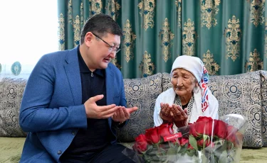 В области Абай 104-летнюю труженицу тыла поздравили с 8 марта