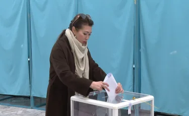 Заслуженные деятели Казахстана активно участвуют в голосовании в Алматы