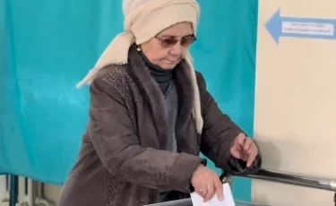 Писательница Зейнеп Ахметова проголосовала на референдуме в Медеуском районе Алматы